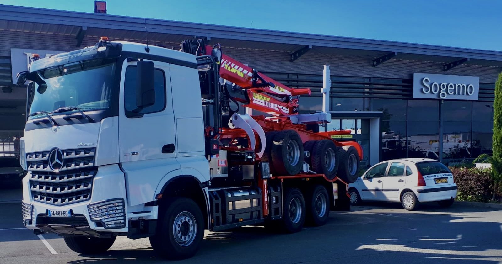 Le Mercedes Arocs 3363, grue repliée